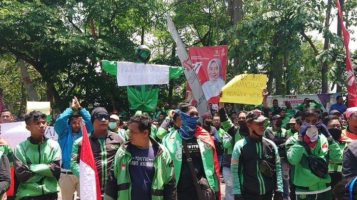 Demo Ojol di Purwakarta: Driver Gelar Aksi Dorong Motor sebagai Bentuk Protes Kenaikan BBM